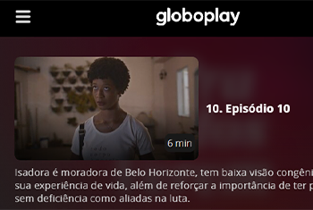 Print do site Globoplay com foto de Isadora de camiseta branca em um ambiente de paredes brancas e vasos de plantas. Ao redor os textos em branco: “Episódio 10, Isadora é moradora de Belo Horizonte, tem baixa visão congênita… Sua experiência de vida, além de reforçar a importância de ter pessoas sem deficiência como aliadas na luta.”.